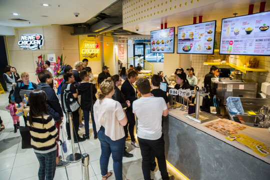 지난 4일 호주 브리즈번에 문을 연 네네치킨 호주 6호점 매장 내부 <네네치킨 제공>